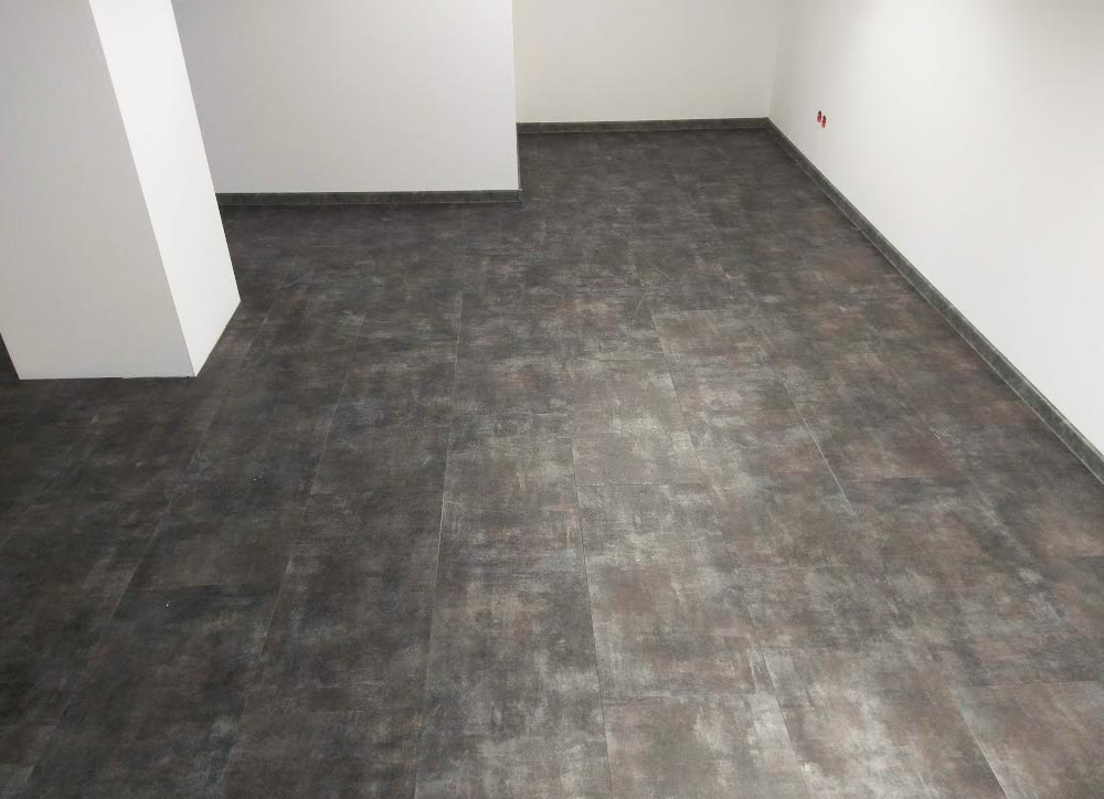 dunkelgrauer Vinylboden mit Musterung