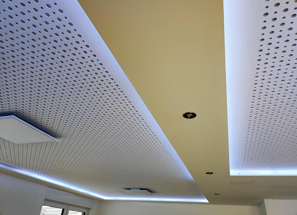 Decke mit Licht-Installationen und Deckenbekleidungen